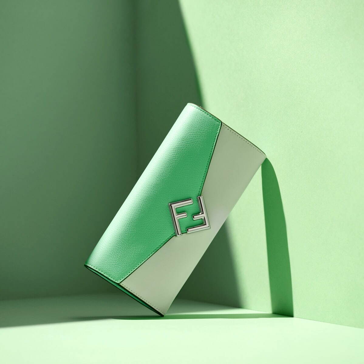 フェンディ新作ウォレット「FF ダイヤモンド」“FF”ロゴが輝く財布