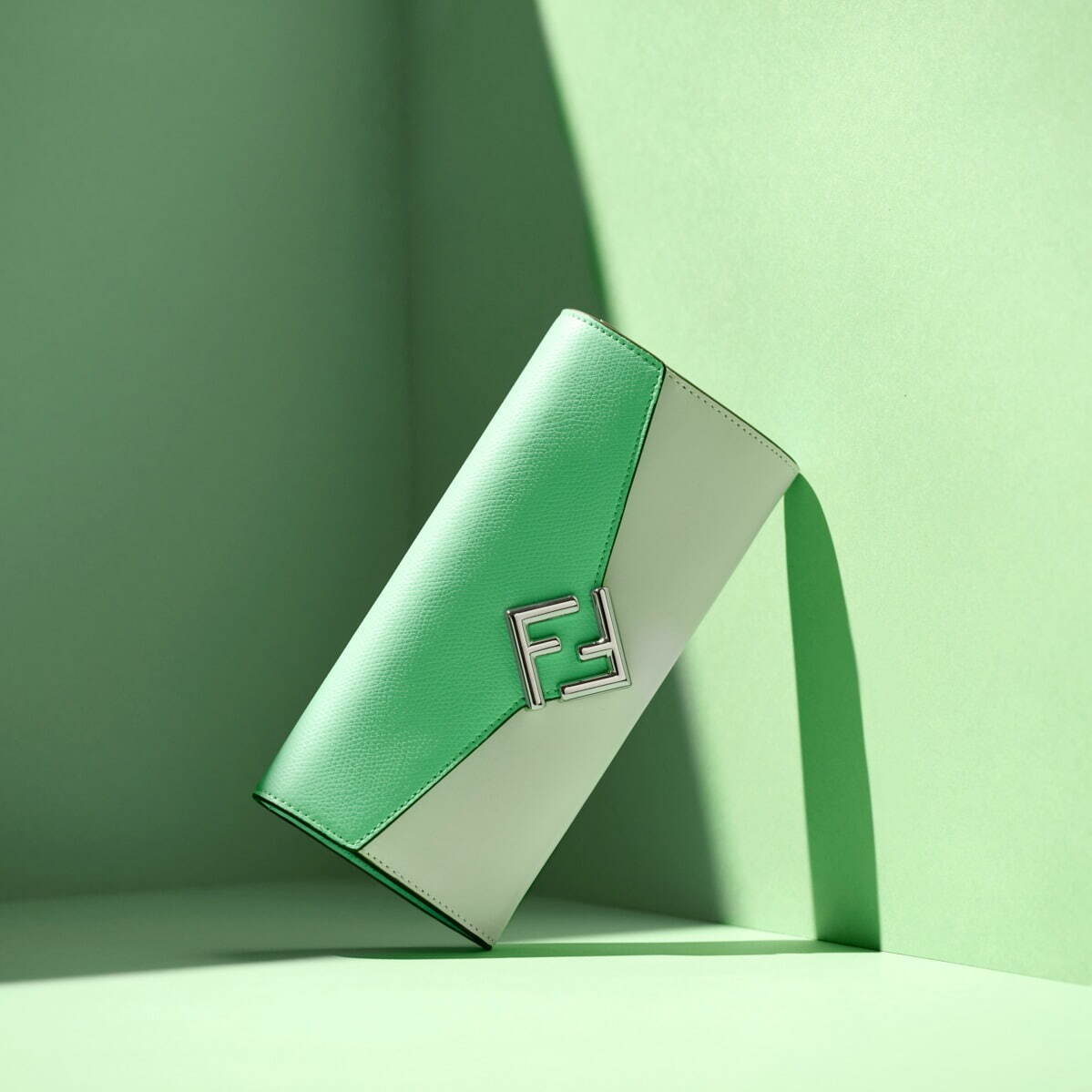 フェンディ(FENDI) FF ダイヤモンド｜写真1