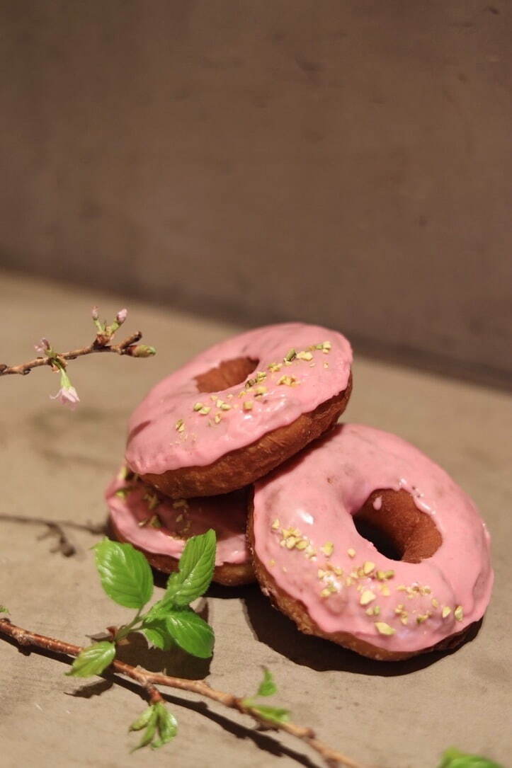 ノーガホテル京都の新作“桜スイーツ”、花びら舞い散るドーナツ＆抹茶入り桜マフィンなど｜写真1