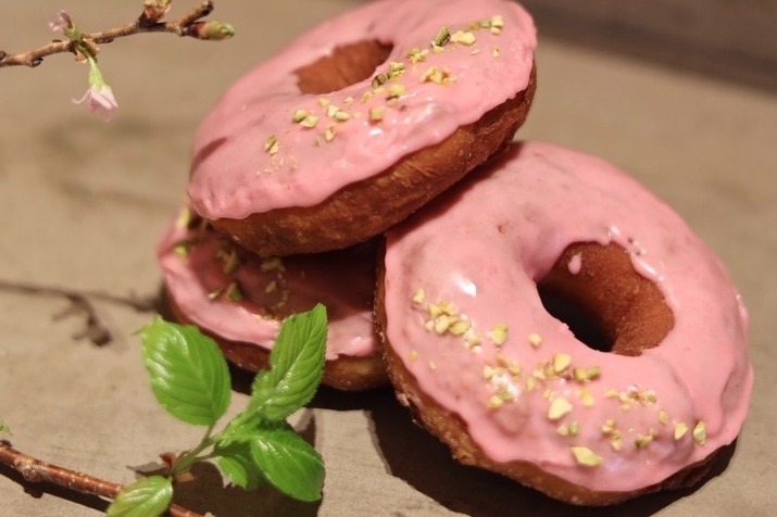 ノーガホテル京都の新作“桜スイーツ”、花びら舞い散るドーナツ＆抹茶入り桜マフィンなど