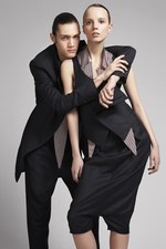 ato(アトウ)、2010-2011年秋冬コレクション｜写真1