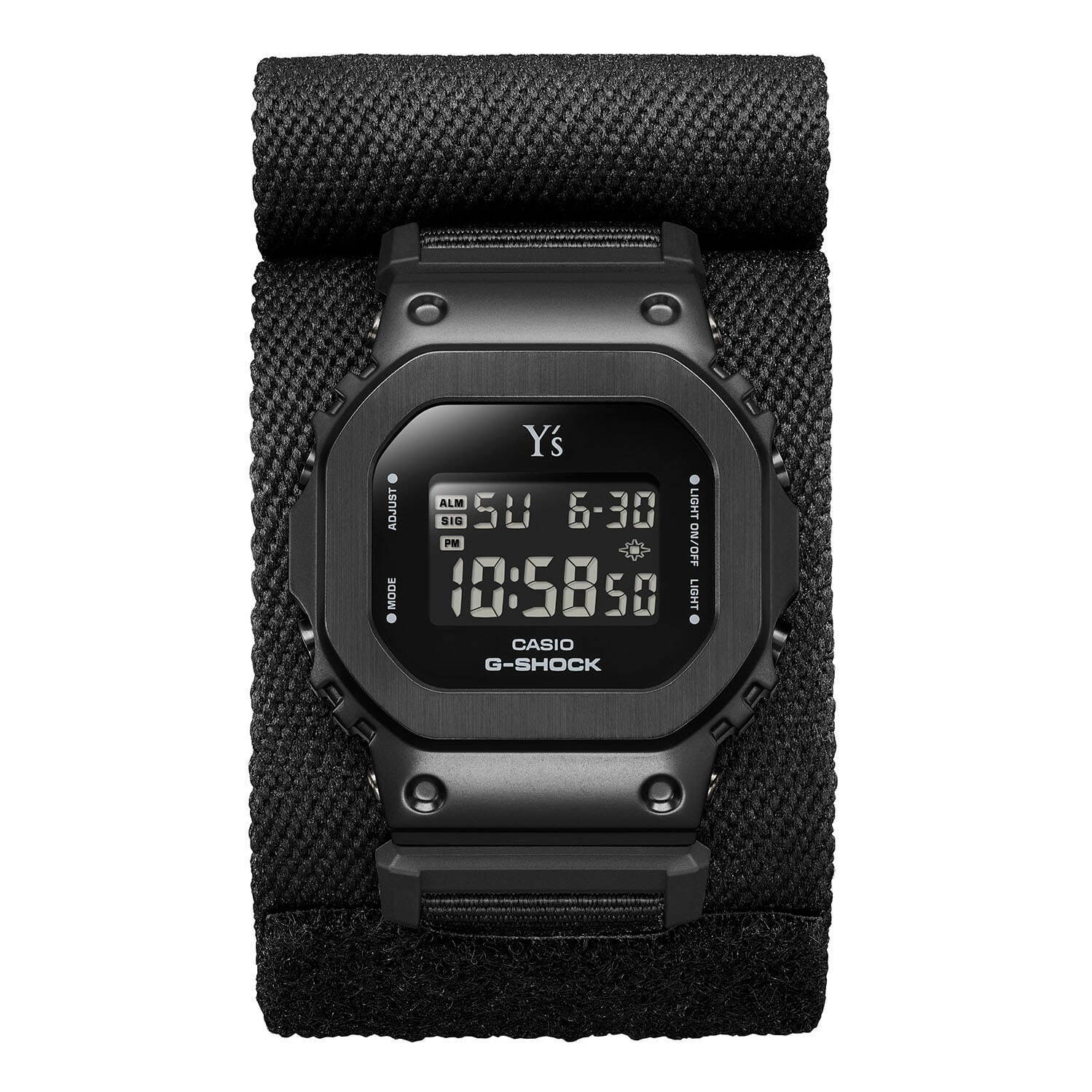 Y's x G-SHOCK“オールブラック”の限定腕時計、着脱可能な文字盤カバー 