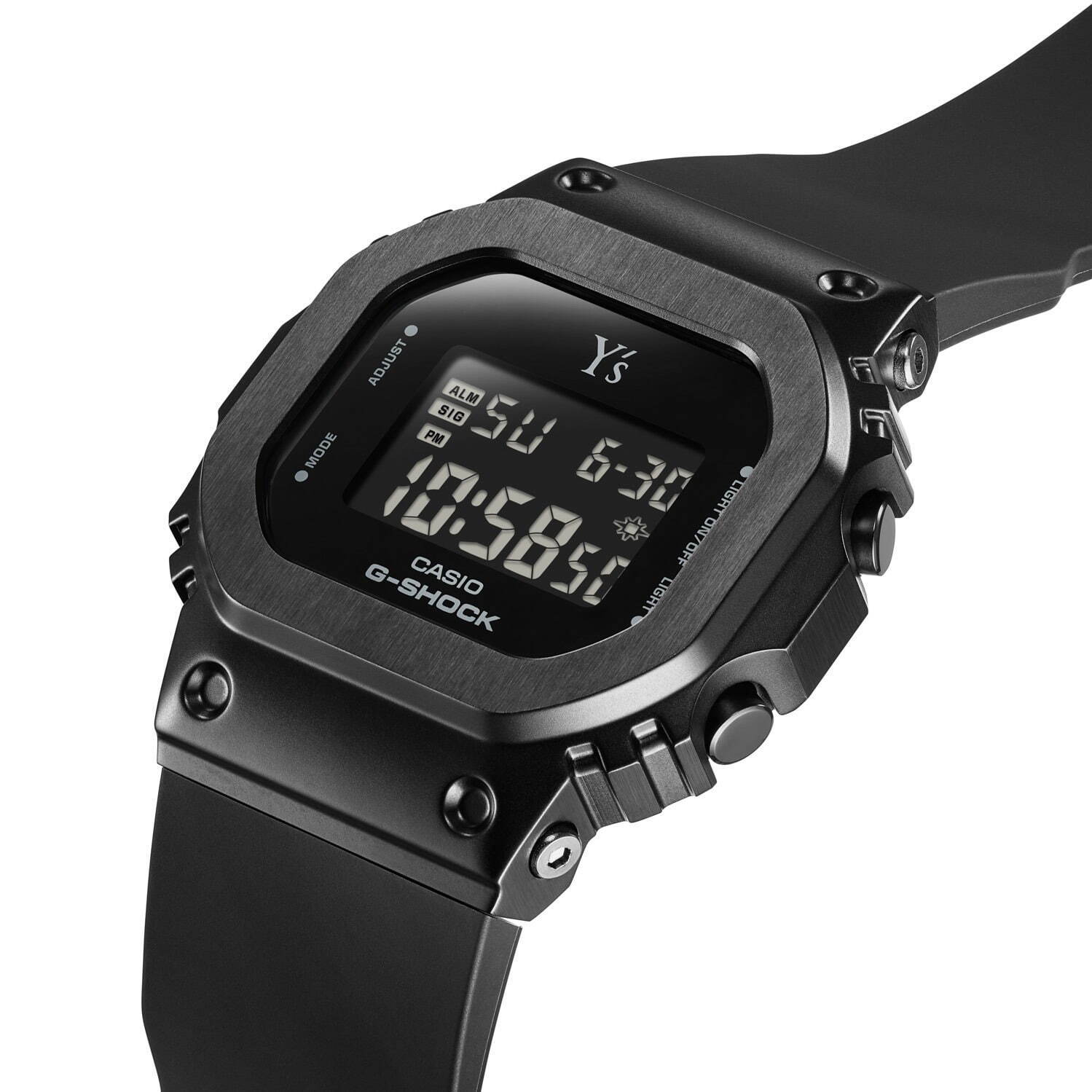 Y's x G-SHOCK“オールブラック”の限定腕時計、着脱可能な文字盤カバー