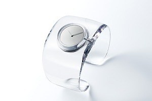 吉岡徳仁デザインのイッセイ ミヤケ ウオッチ“水”テーマの新作、太いスケルトンバングル