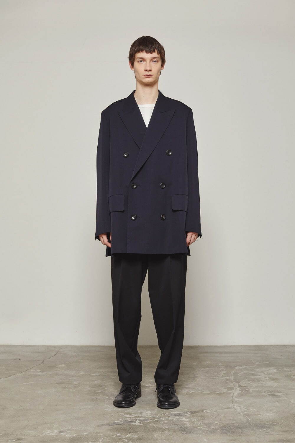 ザ・リラクスの2023春夏メンズ、構築的に仕立てたジャケットコート＆柔らかなシルエットのカーゴパンツ｜写真1