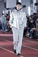 ヴェイン 2023年秋冬コレクション - “黒”との対話による多様な表現｜写真10