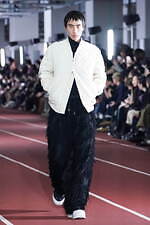 ヴェイン 2023年秋冬コレクション - “黒”との対話による多様な表現｜写真15