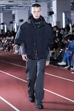 ヴェイン 2023年秋冬コレクション - “黒”との対話による多様な表現｜写真17