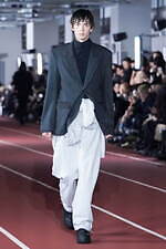 ヴェイン 2023年秋冬コレクション - “黒”との対話による多様な表現｜写真22