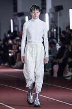 ヴェイン 2023年秋冬コレクション - “黒”との対話による多様な表現｜写真9