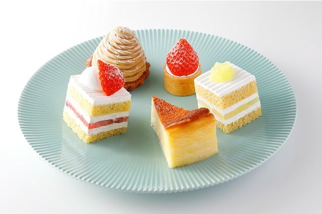 ＜1段目＞新スーパーあまおうショートケーキ、スーパーメロンショートケーキ、あまおうタルト、モンブラン、バスクチーズケーキ