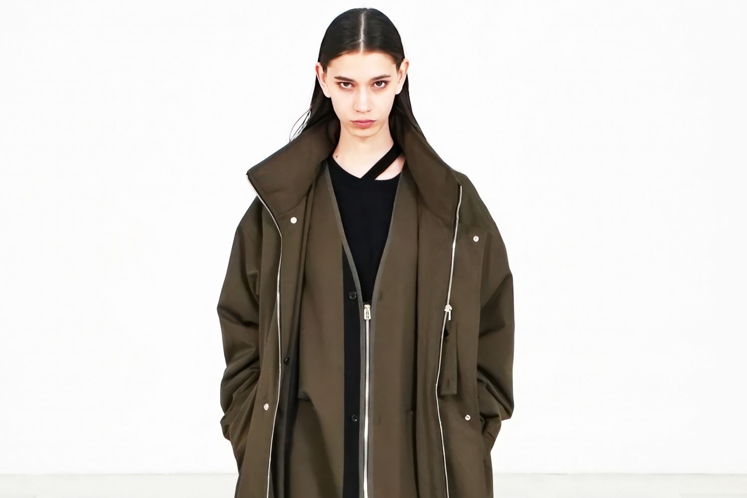 サートグラフ 2023-24年秋冬コレクション - モダニズム建築に見る「光と影」