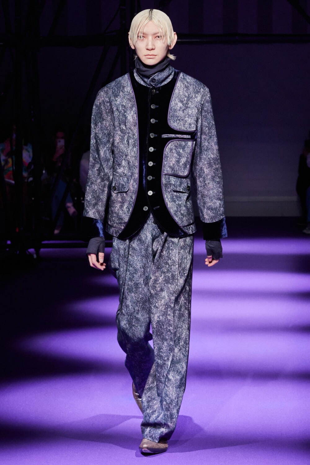 へオース(HEōS) 2023-24年秋冬ウィメンズ&メンズコレクション  - 写真1