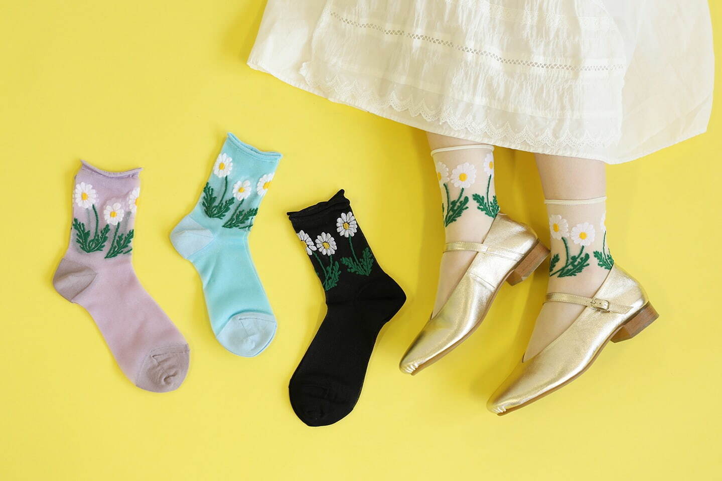 靴下屋×アデリアレトロの花柄ソックス、野ばなやチューリップ柄をチュールや刺繍で ファッションプレス