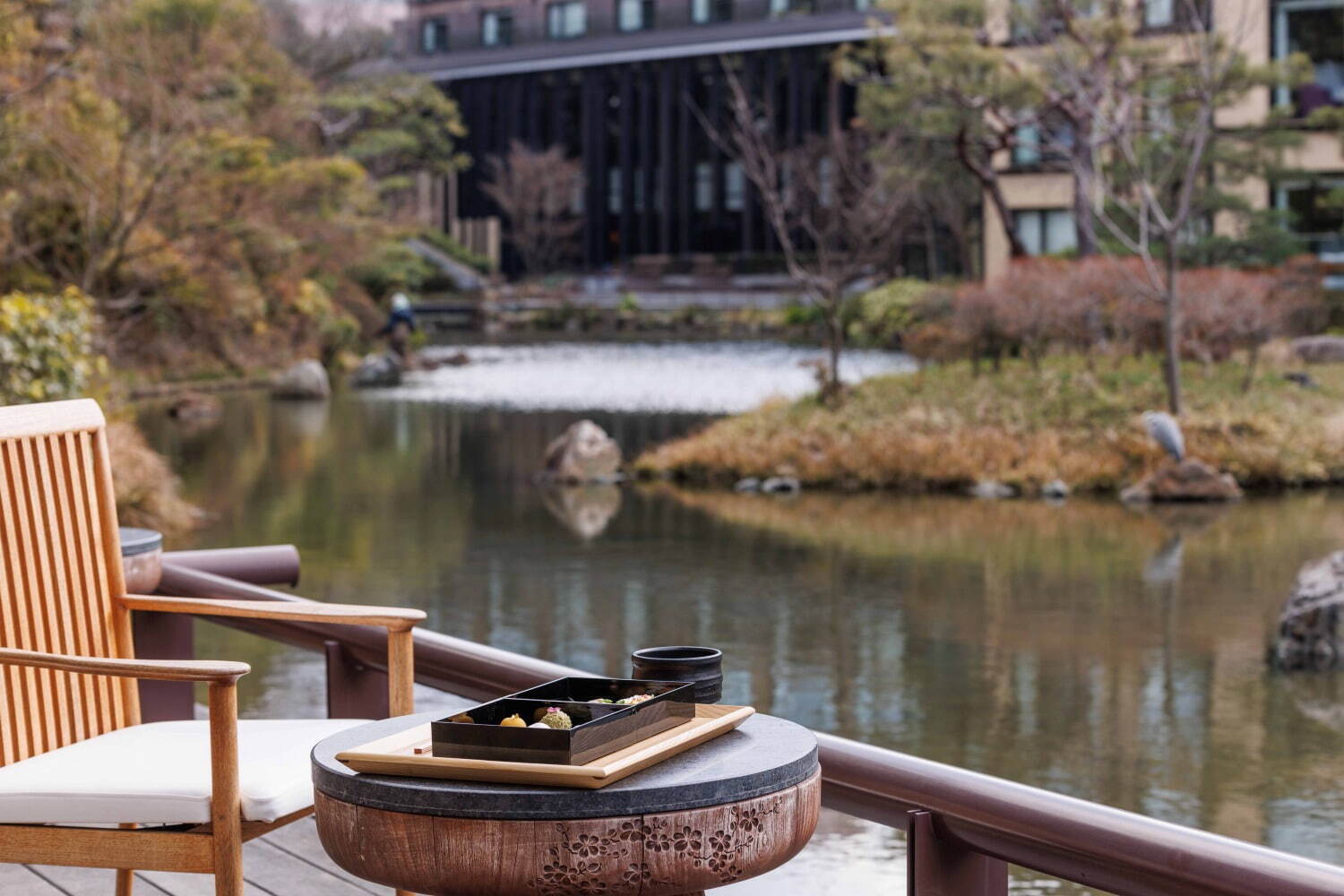 フォーシーズンズホテル京都“庭園を眺める”春のティータイム、お重入り抹茶×柚子のケーキなど｜写真2