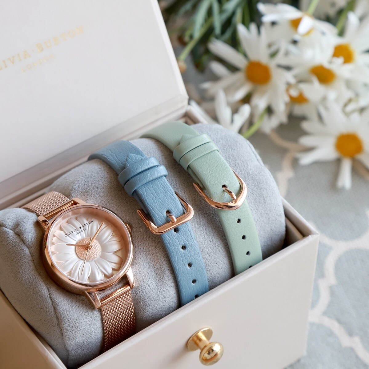 オリビア・バートン“立体デイジー”の腕時計＆付け替えベルトセット、春色チョークブルーやミント｜写真5