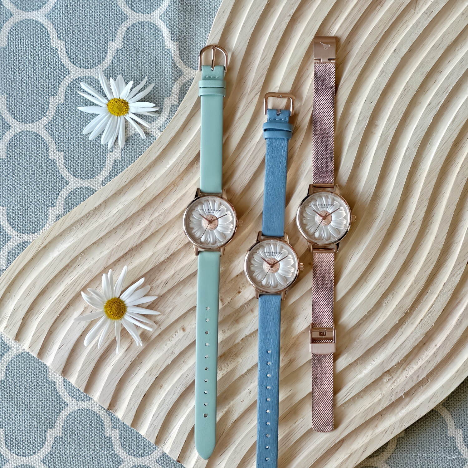 オリビア・バートン“立体デイジー”の腕時計＆付け替えベルトセット、春色チョークブルーやミント｜写真12