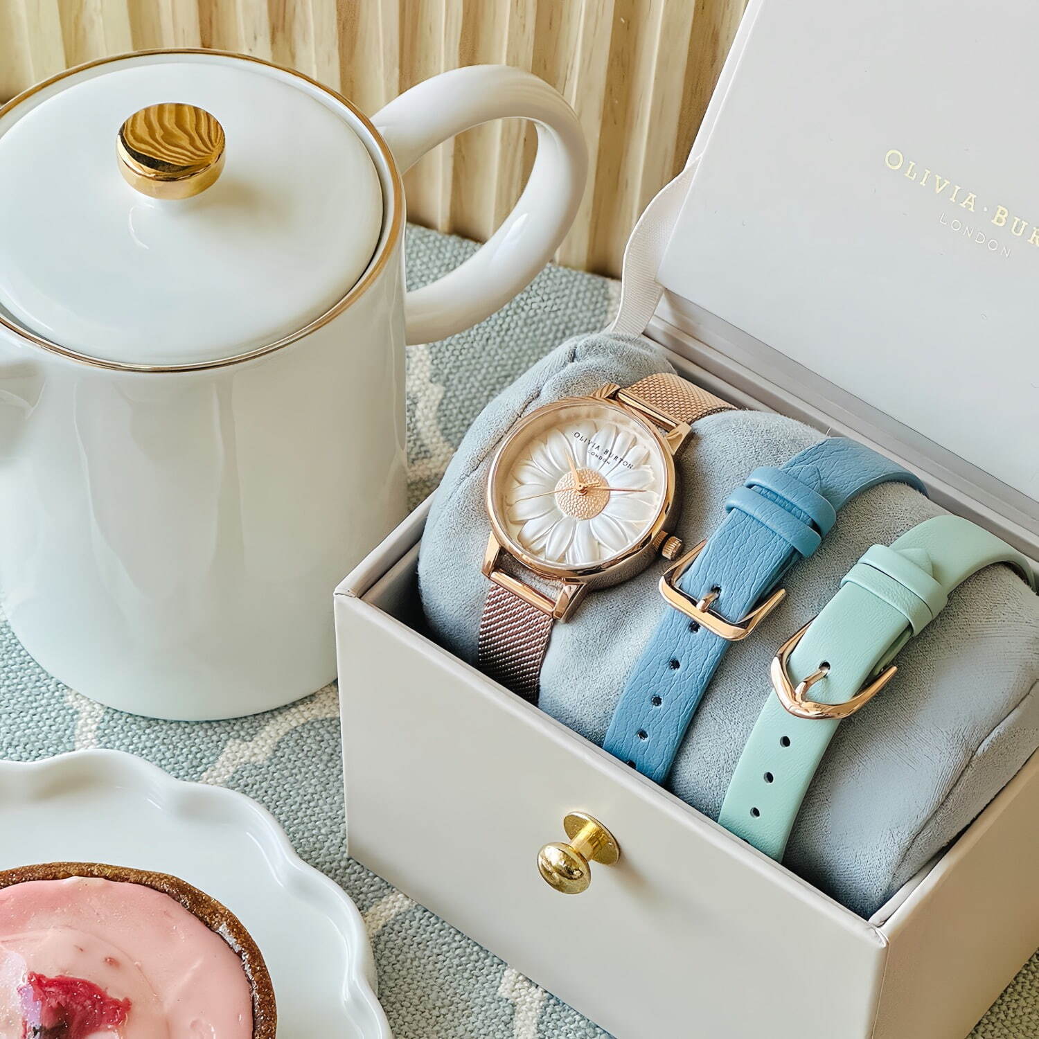 オリビア・バートン“立体デイジー”の腕時計＆付け替えベルトセット、春色チョークブルーやミント｜写真15