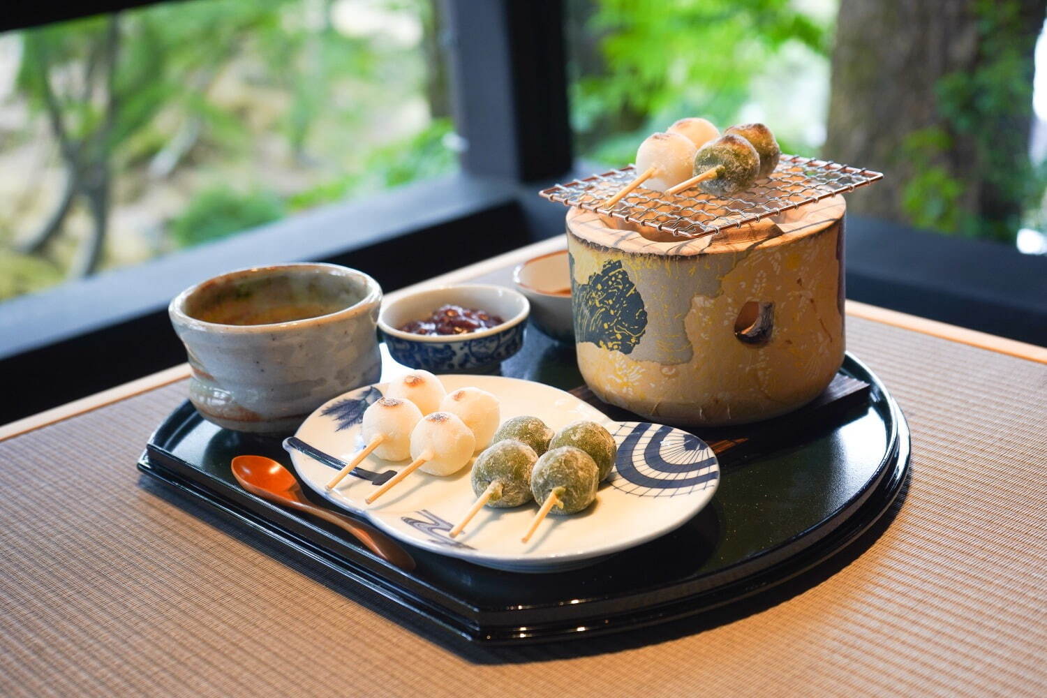 “枝垂桜”咲く京都の穴場お花見スポット「イクスカフェ祇園八坂」手焼きの団子＆わらび餅入りパフェ｜写真1