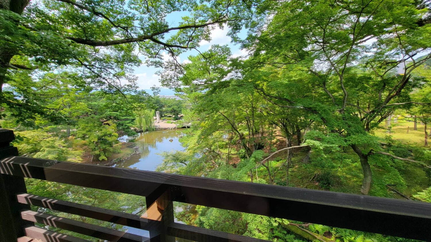 “枝垂桜”咲く京都の穴場お花見スポット「イクスカフェ祇園八坂」手焼きの団子＆わらび餅入りパフェ｜写真4