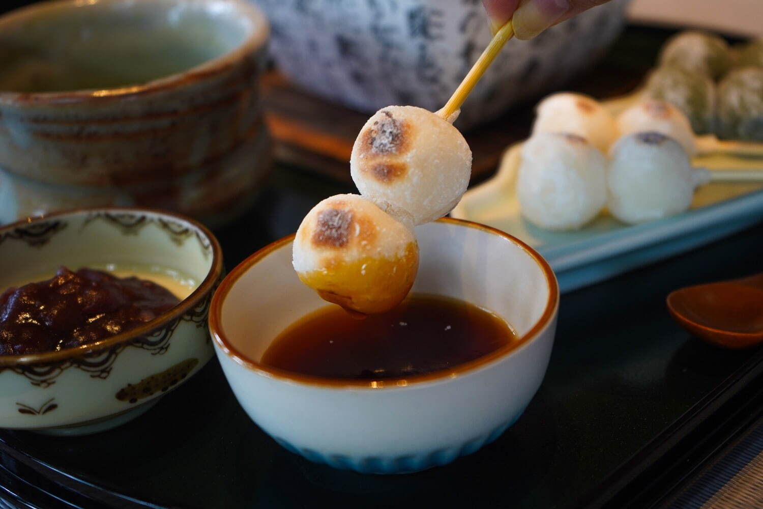 “枝垂桜”咲く京都の穴場お花見スポット「イクスカフェ祇園八坂」手焼きの団子＆わらび餅入りパフェ｜写真3