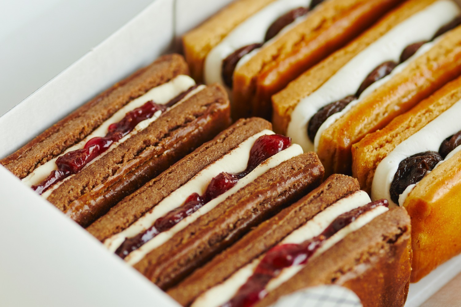 ノー・レーズン・サンドイッチ新作バターサンド「いちごティラミス」が伊勢丹新宿店に、限定グッズも