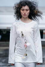 サヤカアサノ 2023年秋冬コレクション - いとおしく、いたわしい、寝起きの瞬間｜写真5