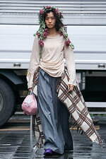 サヤカアサノ 2023年秋冬コレクション - いとおしく、いたわしい、寝起きの瞬間｜写真9