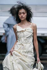 サヤカアサノ 2023年秋冬コレクション - いとおしく、いたわしい、寝起きの瞬間｜写真2