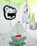 ランド バイ ミルクボーイ“科学者”のイラスト入りTシャツ＆“アーミー ベア”のフーディ｜写真6