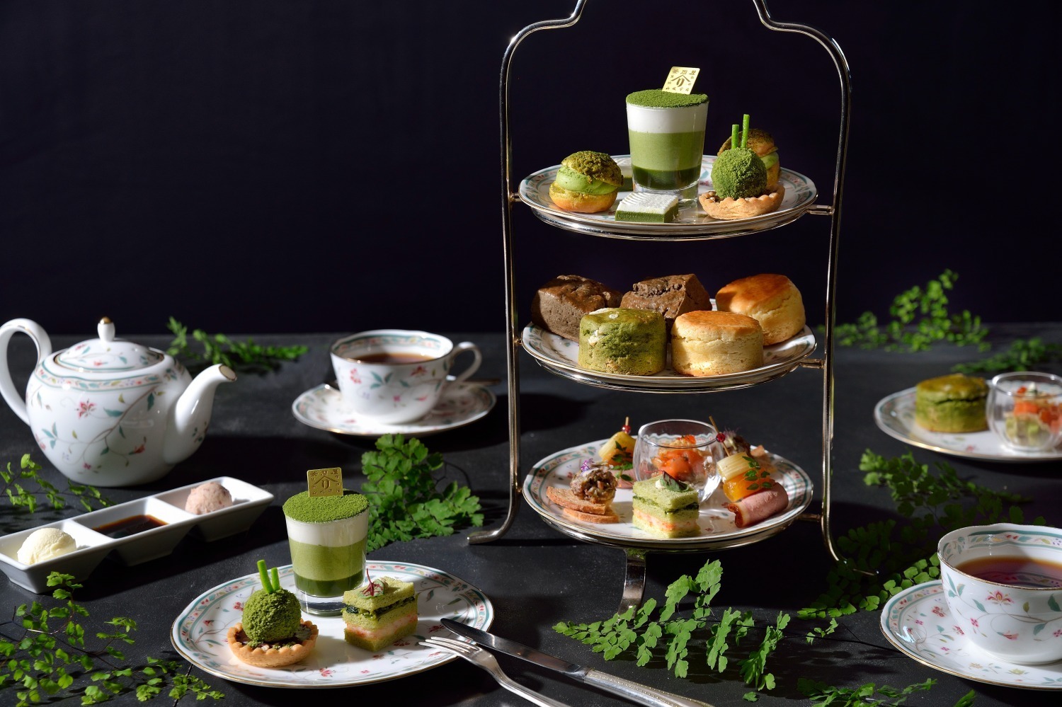ホテル椿山荘東京×京都「辻利兵衛本店」のアフタヌーンティー、“盆栽風”抹茶ババロアなど和スイーツ