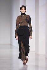 マメ クロゴウチの23年秋冬ワンピース、“竹籠の網目”を表現したドレスなど｜写真1