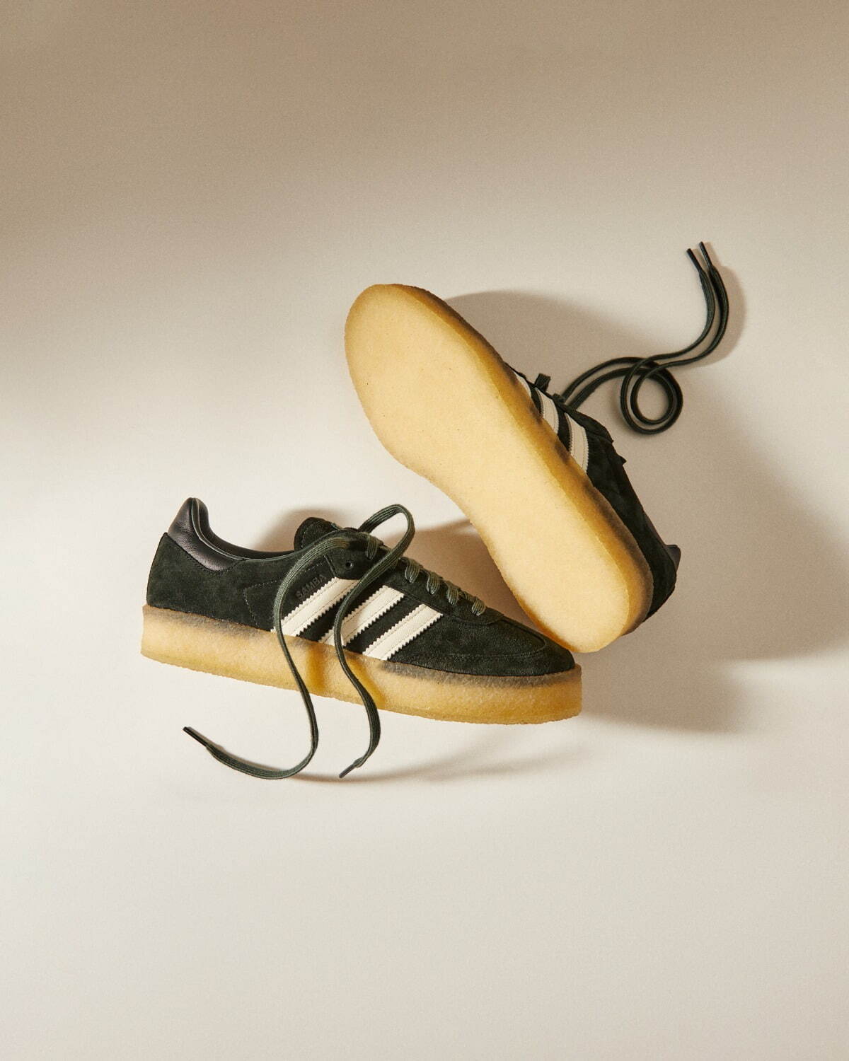 KITH×アディダス オリジナルス×クラークスのスニーカー、クレープ 