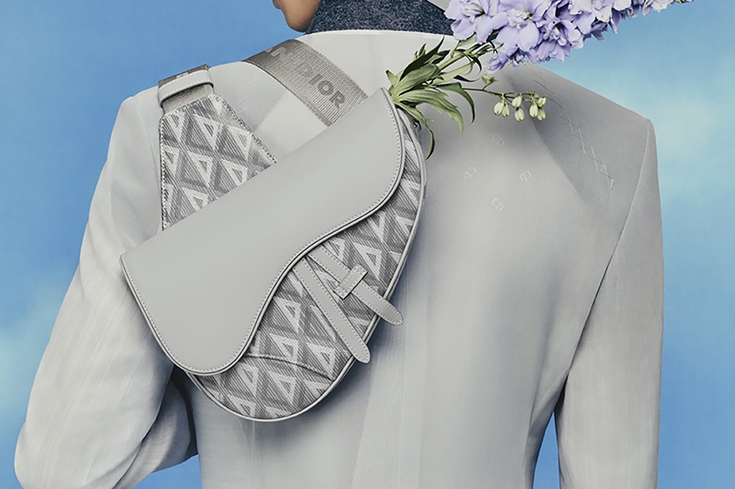 ハイカットスニーカー｜ディオール「CD ダイヤモンド」メンズ新作、グレートーンにまとめた半袖シャツ＆「サドル」バッグ