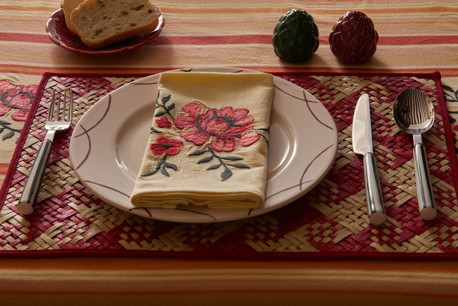 ZARA HOME“海外の風景”着想のテーブルウェア、花を描いた食器や