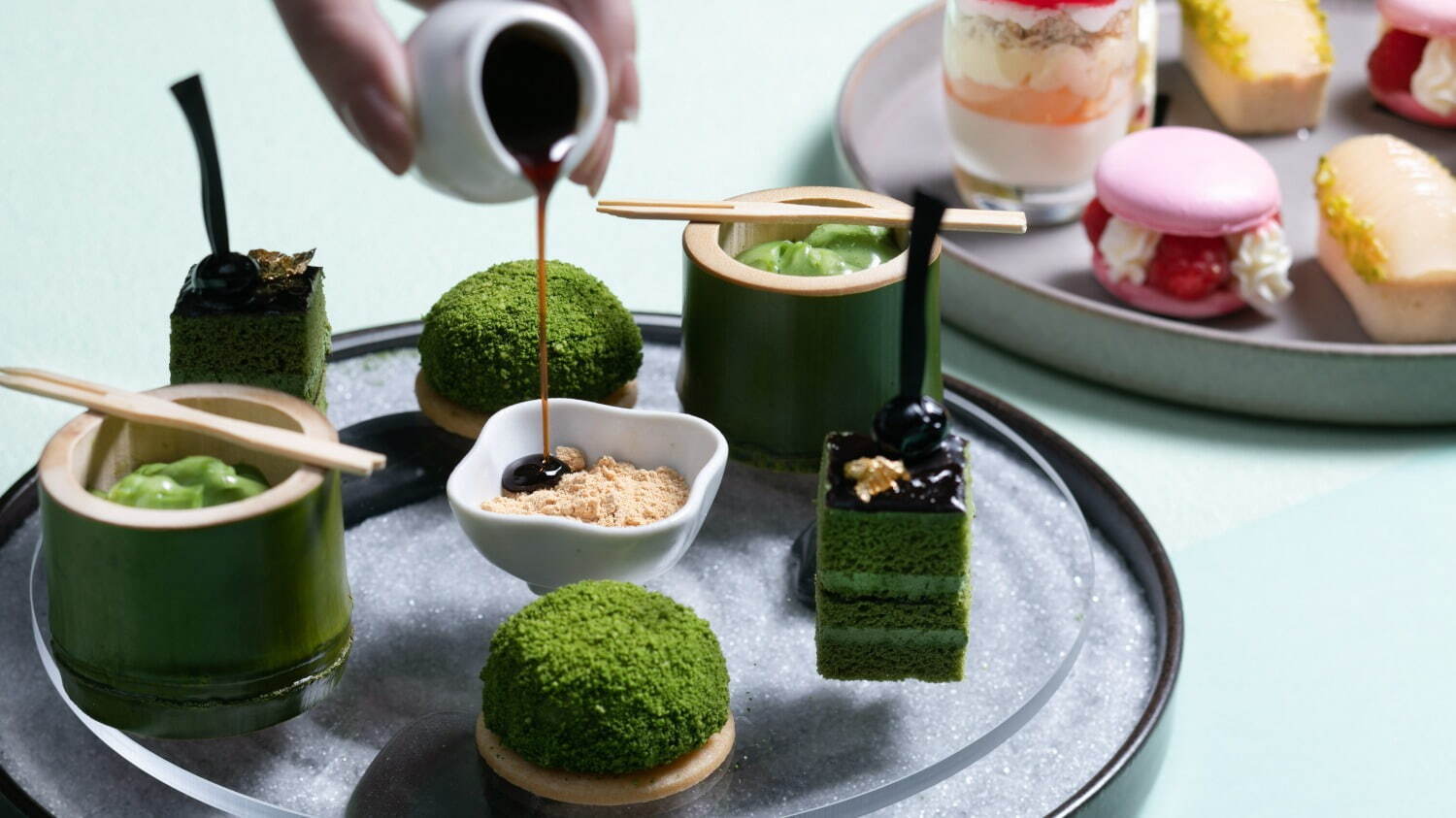 新横浜プリンスホテル“抹茶×桃”アフタヌーンティー、苔玉ムース＆桃とチーズのヴェリーヌ｜写真2