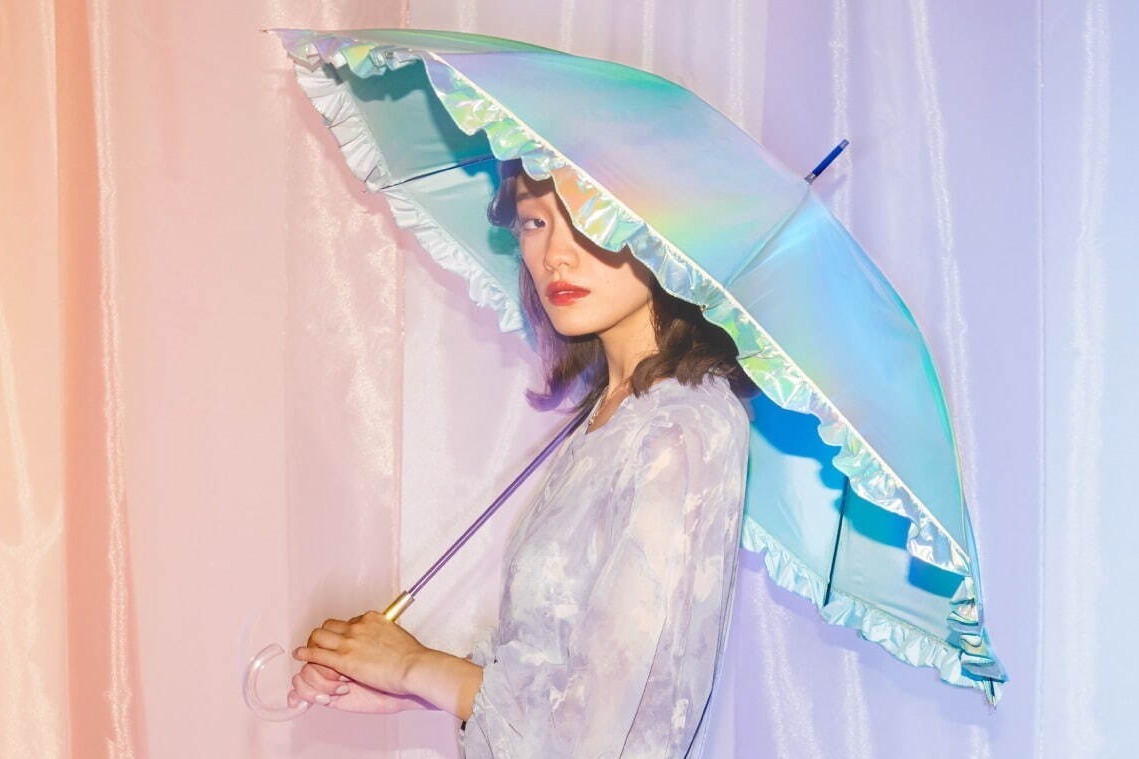 雨傘｜Wpc.“たっぷりフリル”の新作ビニール傘、パールのように輝くロマンティックな生地で