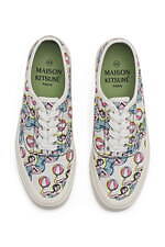 メゾン キツネ×ホテル オランピア“夏のパリ”着想、お土産ステッカーTシャツ＆ヤシの葉ドレスなど｜写真80