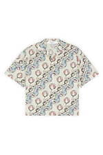 メゾン キツネ×ホテル オランピア“夏のパリ”着想、お土産ステッカーTシャツ＆ヤシの葉ドレスなど｜写真73