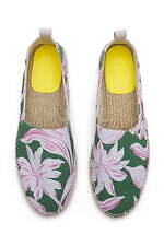 メゾン キツネ×ホテル オランピア“夏のパリ”着想、お土産ステッカーTシャツ＆ヤシの葉ドレスなど｜写真76