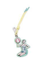 メゾン キツネ×ホテル オランピア“夏のパリ”着想、お土産ステッカーTシャツ＆ヤシの葉ドレスなど｜写真9