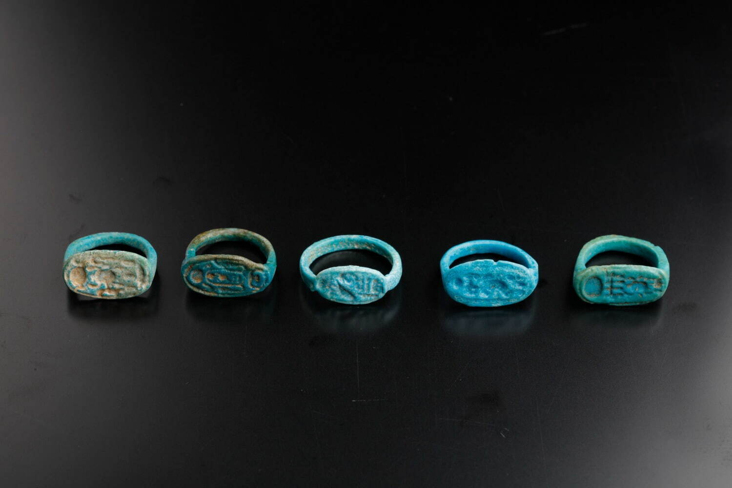 《指輪》新王国時代
(左から)ツタンカーメン、ツタンカーメン、ホルエムヘブ、アクエンアテン、アクエンアテン