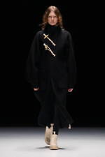 ハイクの23年秋冬アウター、斜めに“トグルボタン”配したダッフル調ジャケットやフリースコート｜写真2