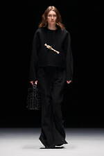 ハイクの23年秋冬アウター、斜めに“トグルボタン”配したダッフル調ジャケットやフリースコート｜写真3