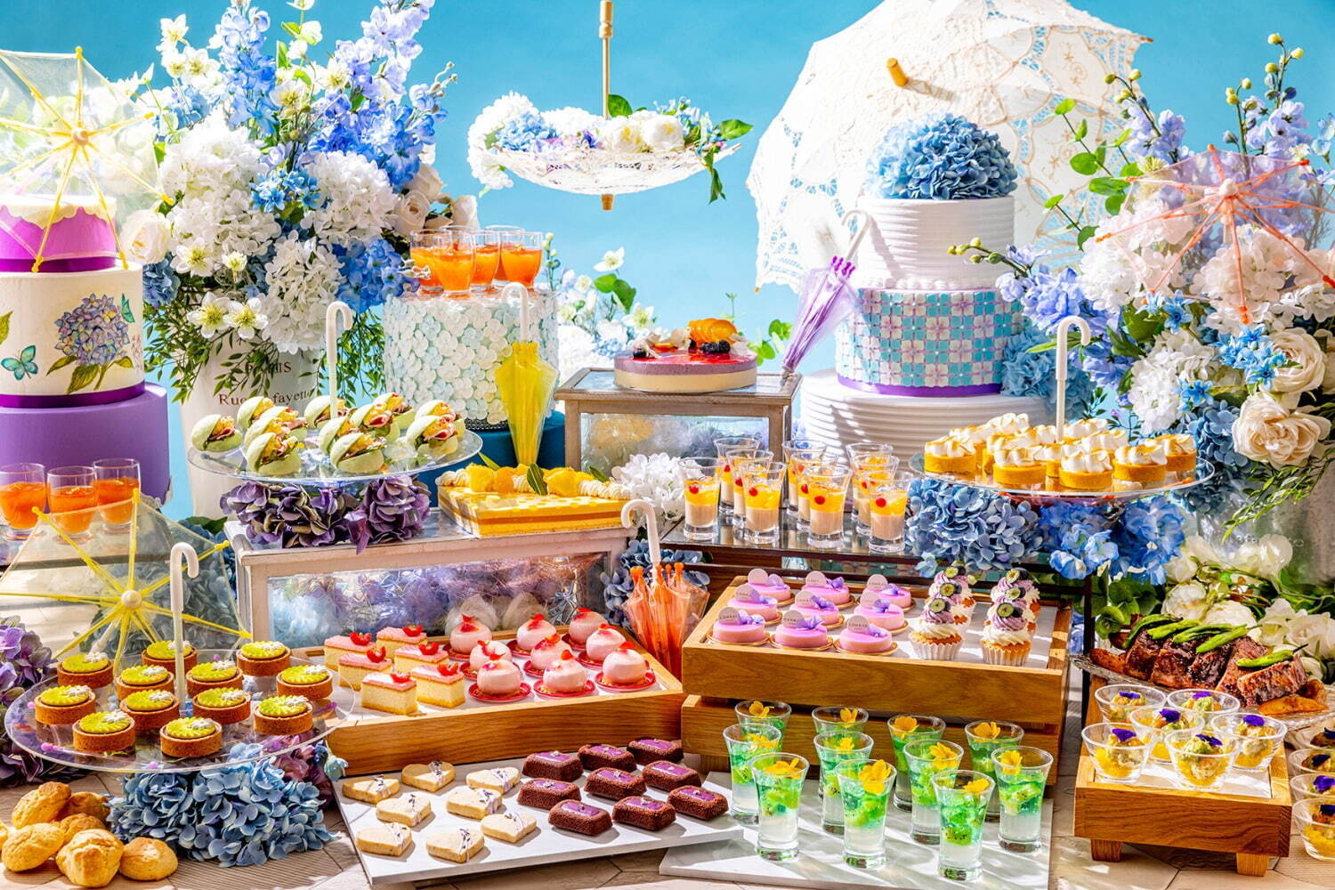＜コンラッド東京＞梅雨＆夏を表現した“夏色スイーツビュッフェ”すみれ色ムースや爽やかレモンタルト