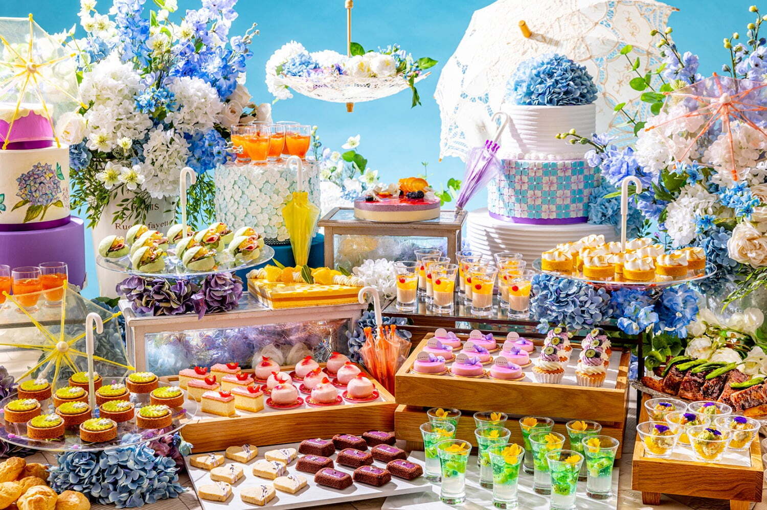 スイーツビュッフェ｜梅雨＆夏を表現した“夏色スイーツビュッフェ”コンラッド東京で、すみれ色ムースや爽やかレモンタルト