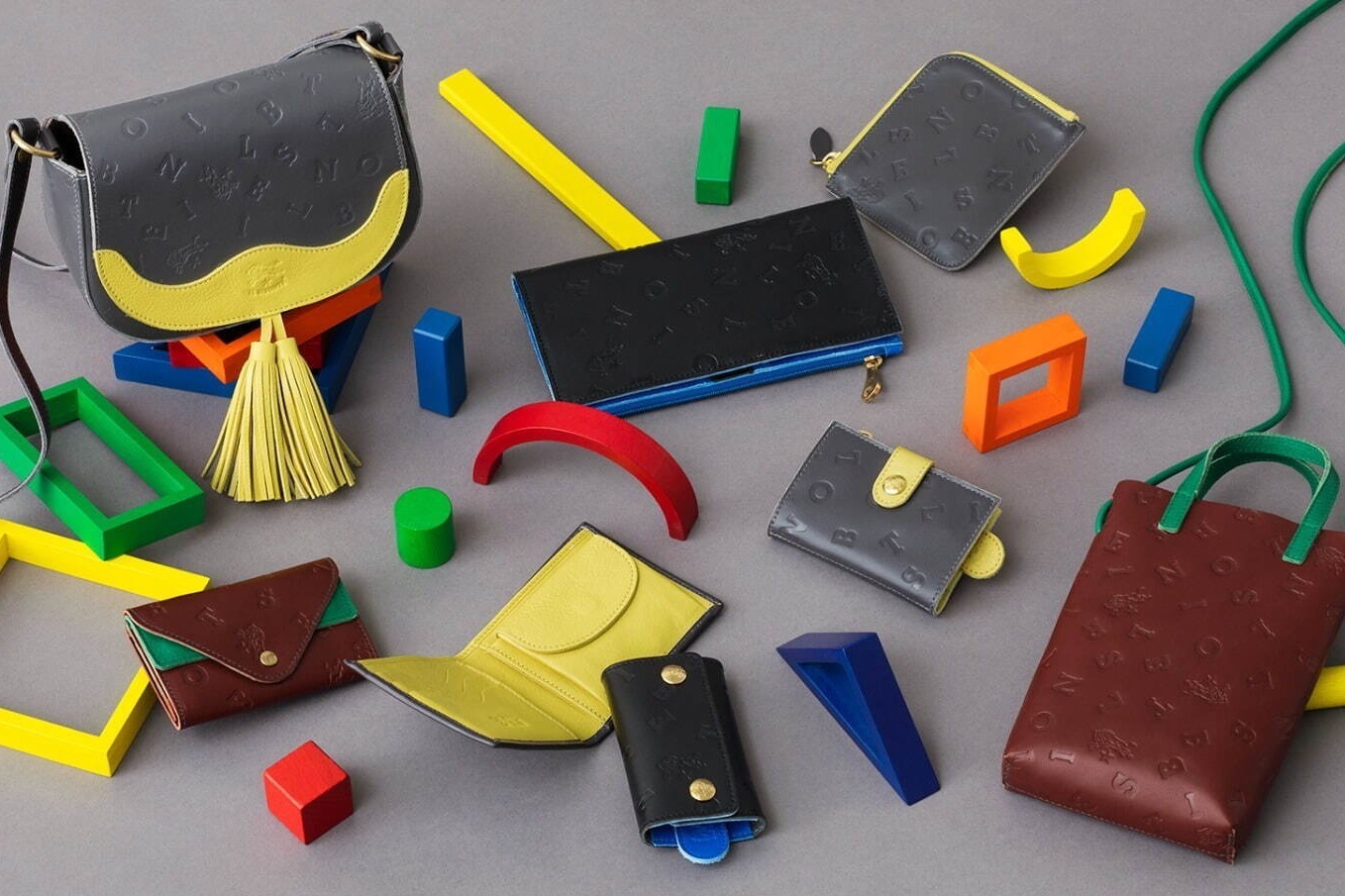 イル ビゾンテ新作“エンボスロゴ”を散りばめたバッグ＆財布、ヴィヴィッドカラーを差し色に