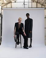 ヴァレンティノのメンズ新作 - 端正なロングジャケットやケープ、シースルー素材を配したシャツも｜写真1