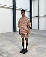 ヴァレンティノのメンズ新作 - 端正なロングジャケットやケープ、シースルー素材を配したシャツも｜写真3