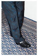 ウル×ウィズム“フラワープリント”のセットアップ、ブラックのレーヨン素材にブルーの花｜写真4